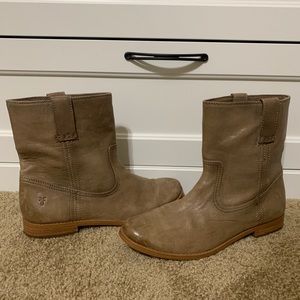 FRYE Anna Shortie Leather Boot - Tan
